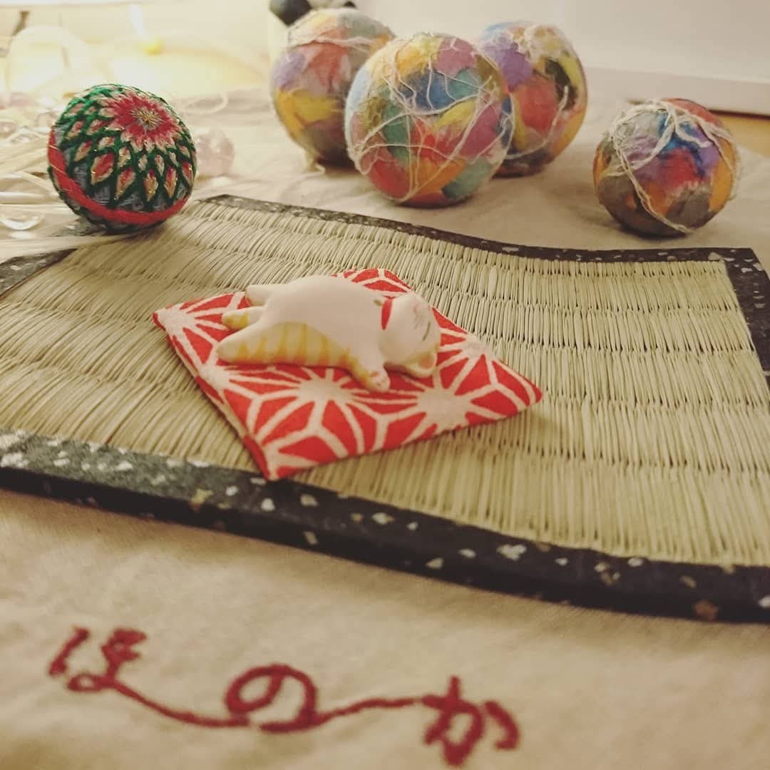 ねこの置物と五色玉
