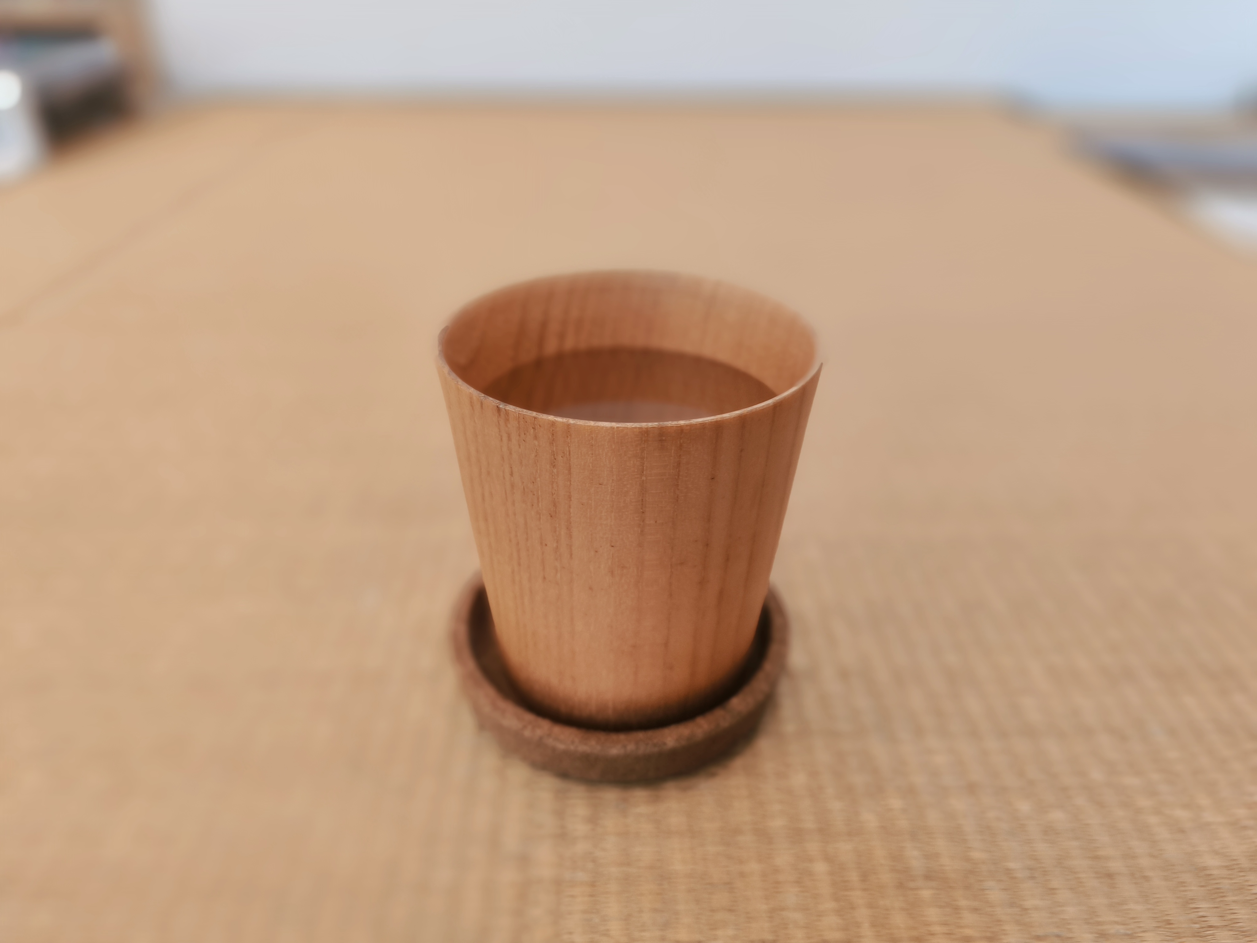 木の器に注がれた水